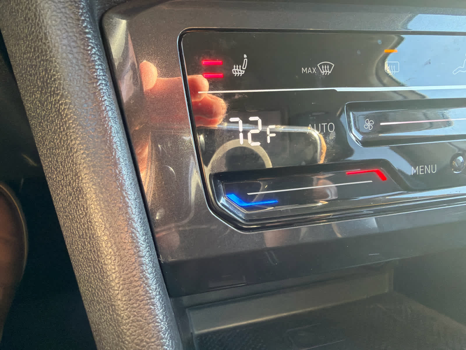 Used 2024 Volkswagen Tiguan SE image 25