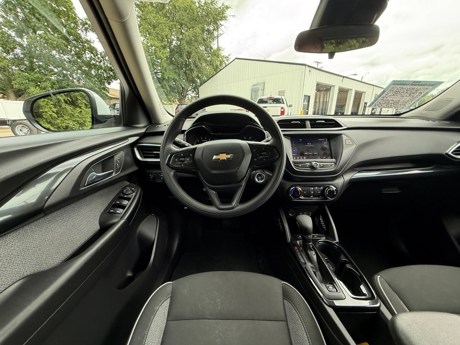 Used 2023 Chevrolet TrailBlazer LT FWD image 2