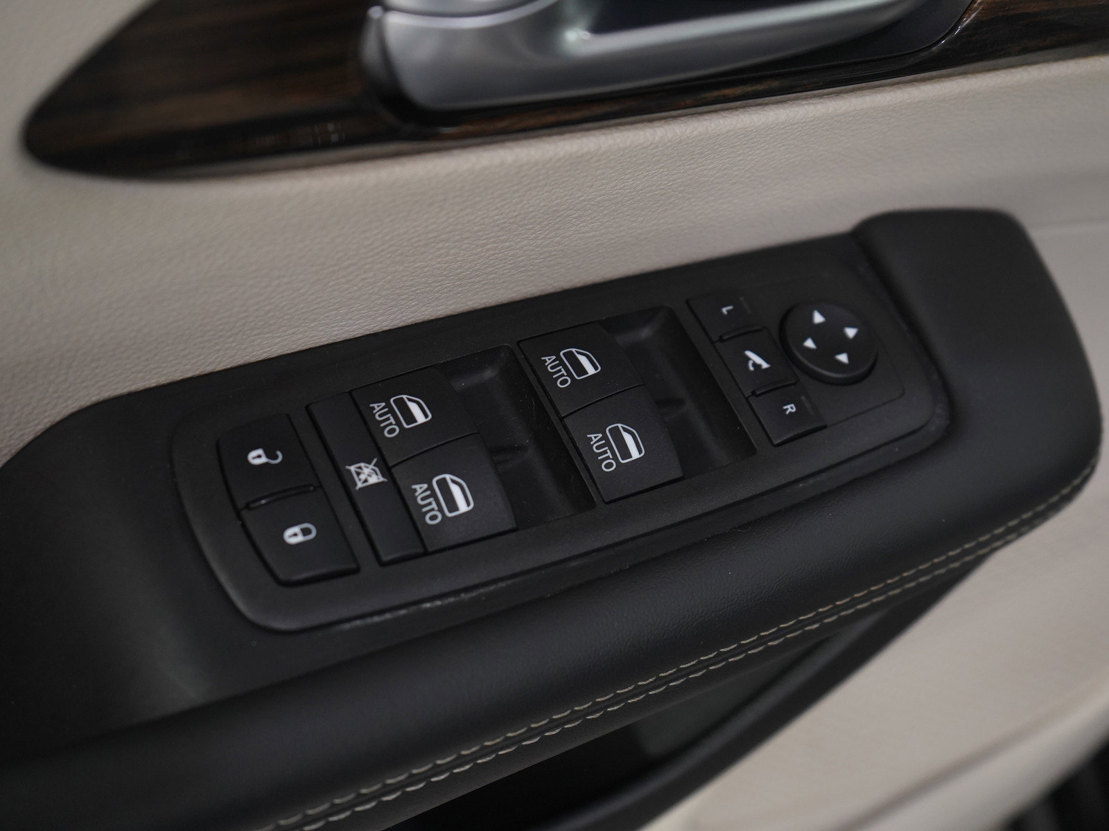 Used 2024 Chrysler Pacifica Limited image 24