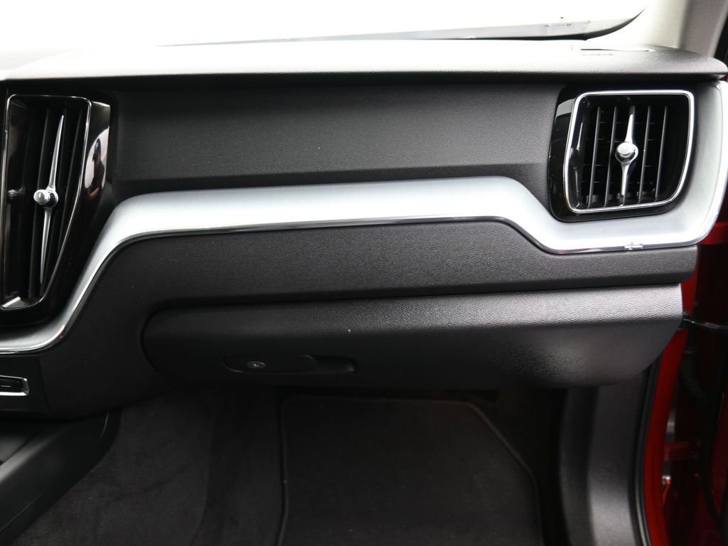 Used 2018 Volvo XC60 T6 Momentum w/ Advanced Package image 28