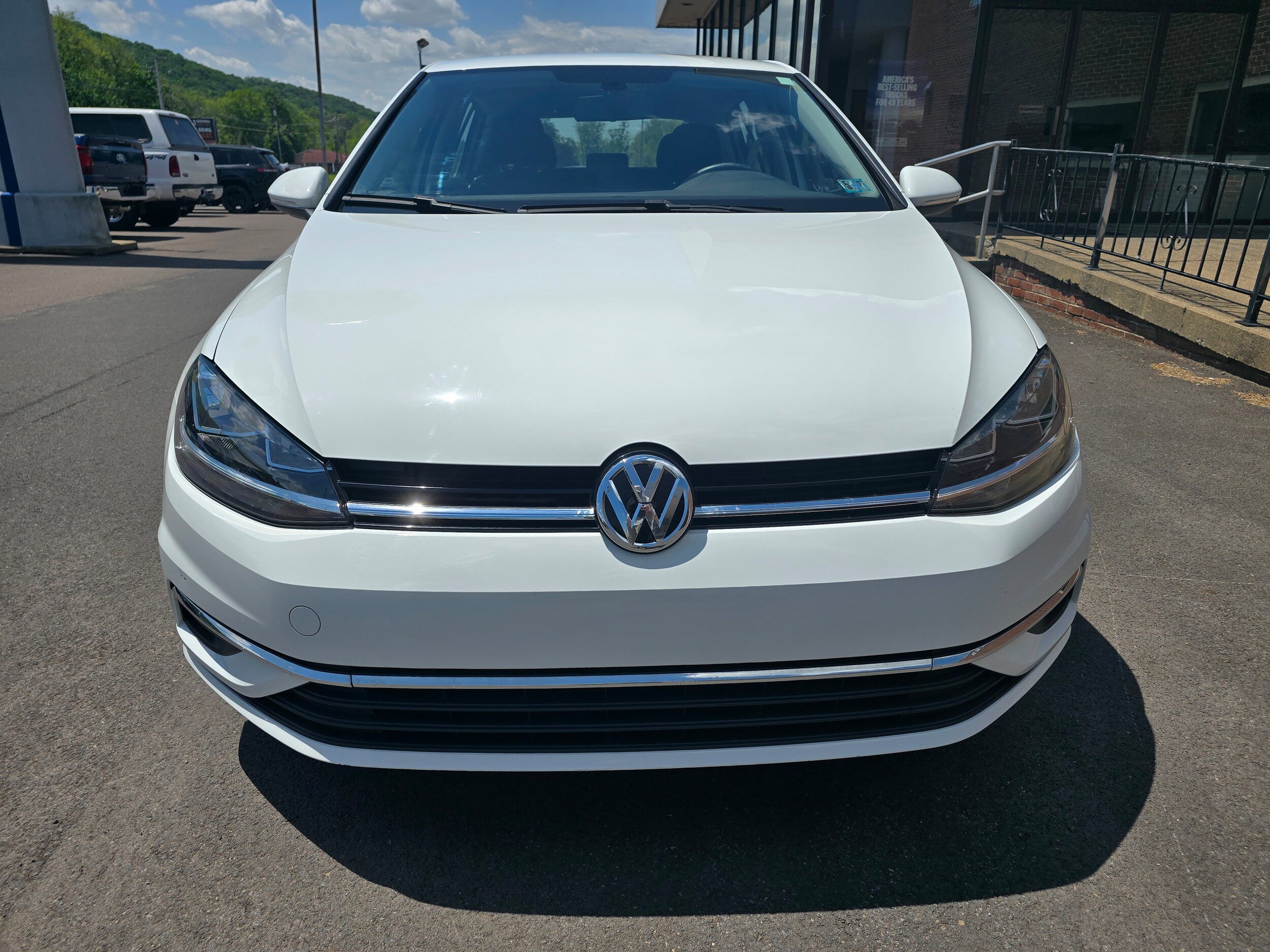 Used 2018 Volkswagen Golf SE FWD image 2