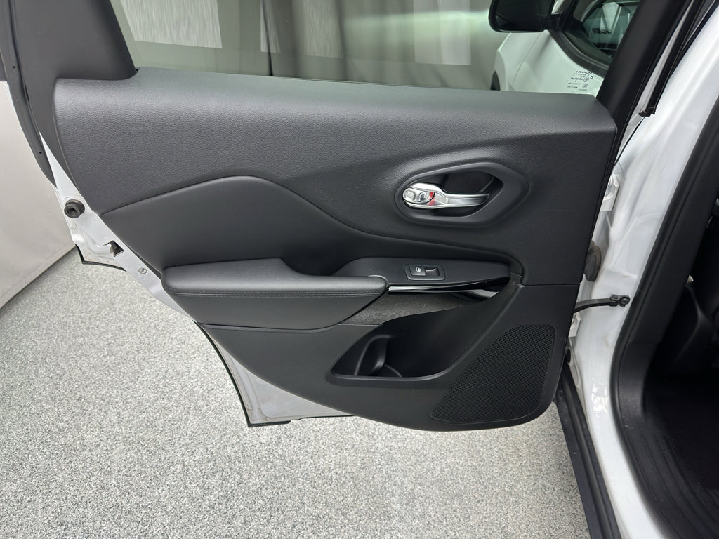 Used 2019 Jeep Cherokee Latitude Plus AWD/4WD image 13