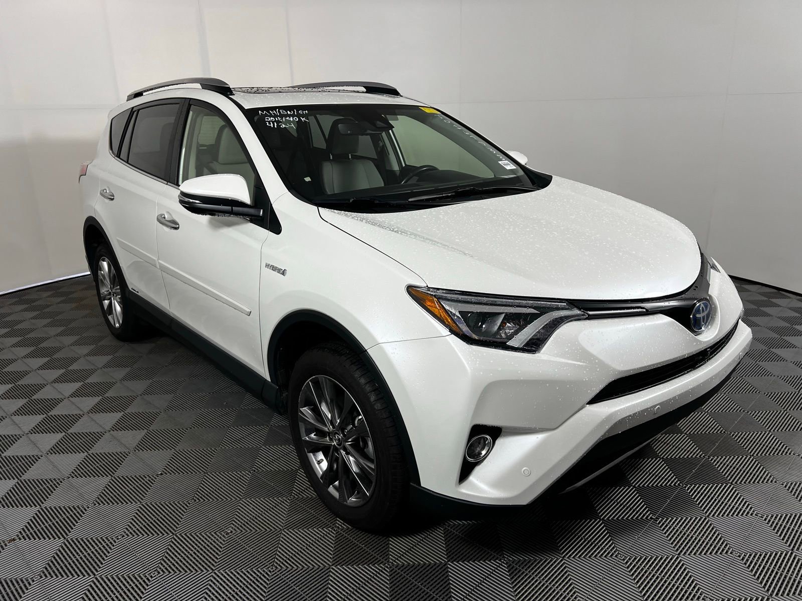 Used 2018 Toyota RAV4 Limited w/ Advanced Technology Package AWD/4WD image 3