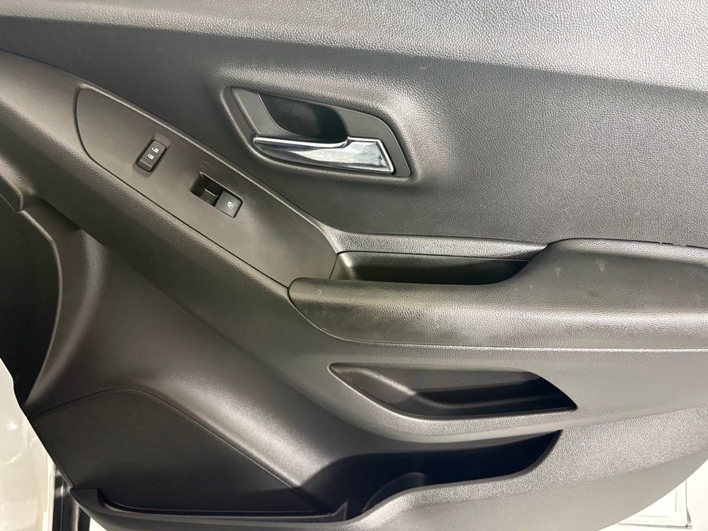 Used 2022 Chevrolet Trax LT w/ LT Convenience Package image 14