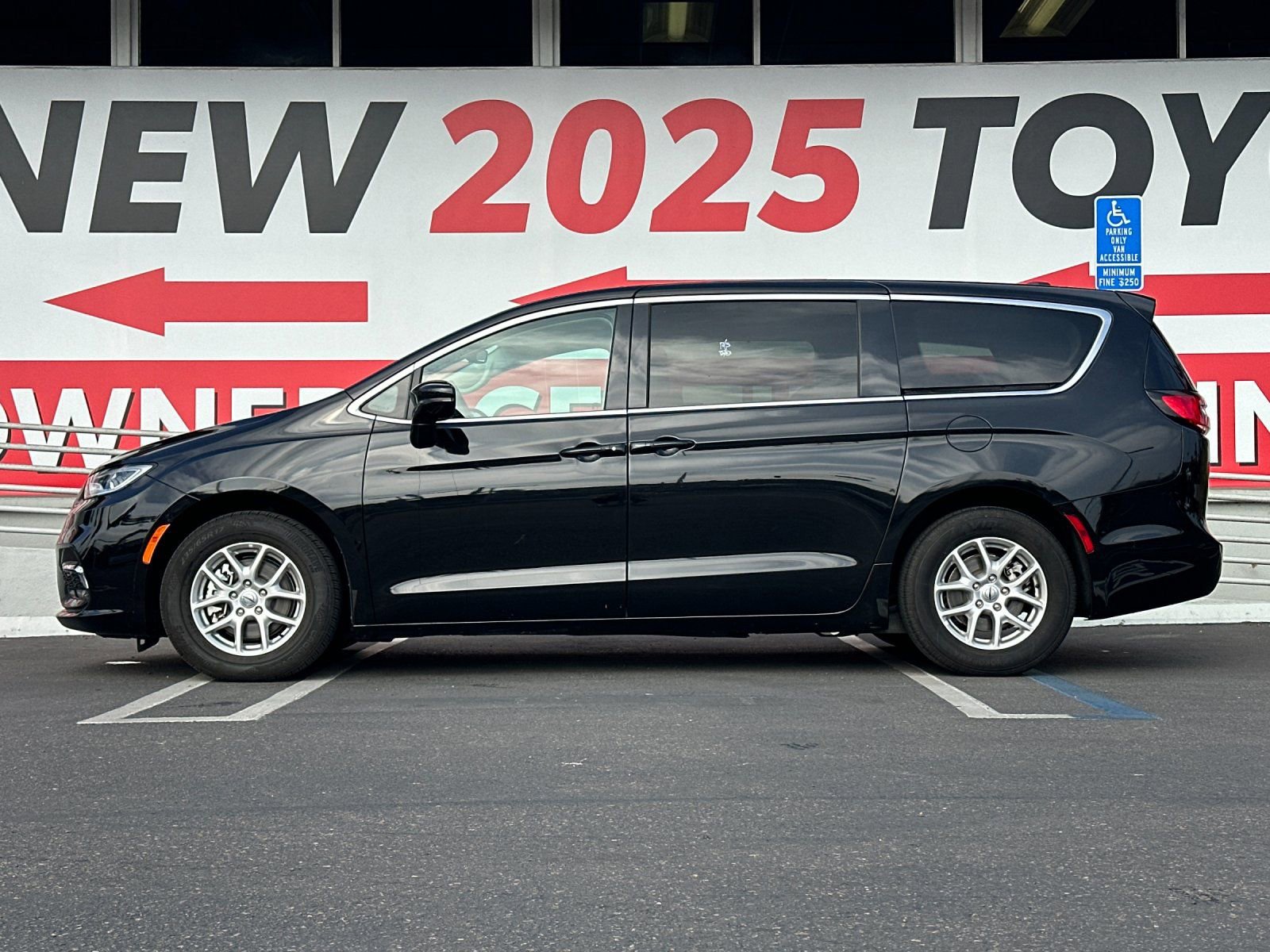 Used 2024 Chrysler Pacifica Touring-L image 2