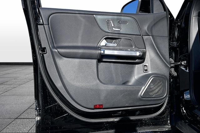 Used 2025 Mercedes-Benz GLB 250 4MATIC image 23