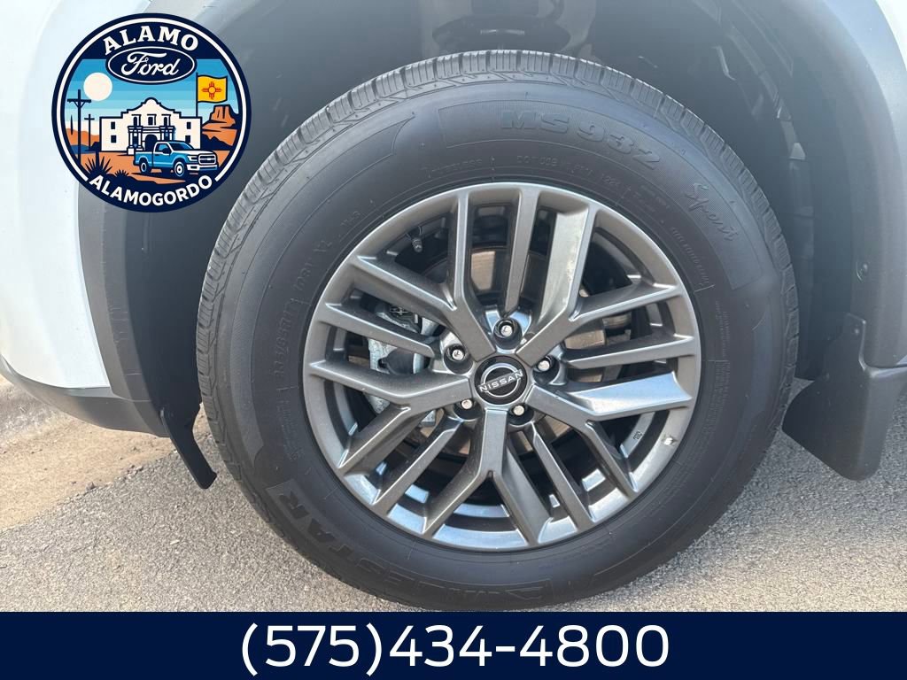 Used 2023 Nissan Rogue S image 2