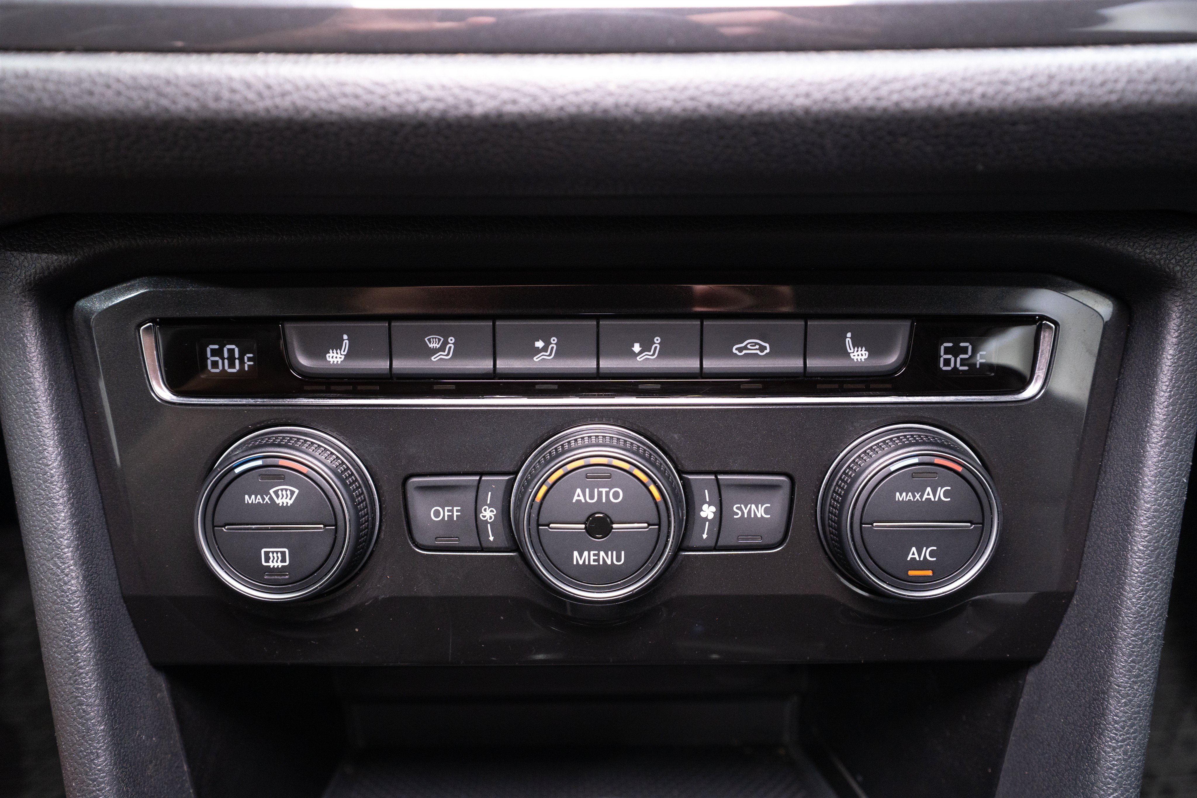 Used 2018 Volkswagen Tiguan SE w/ Panoramic Sunroof Package FWD image 20