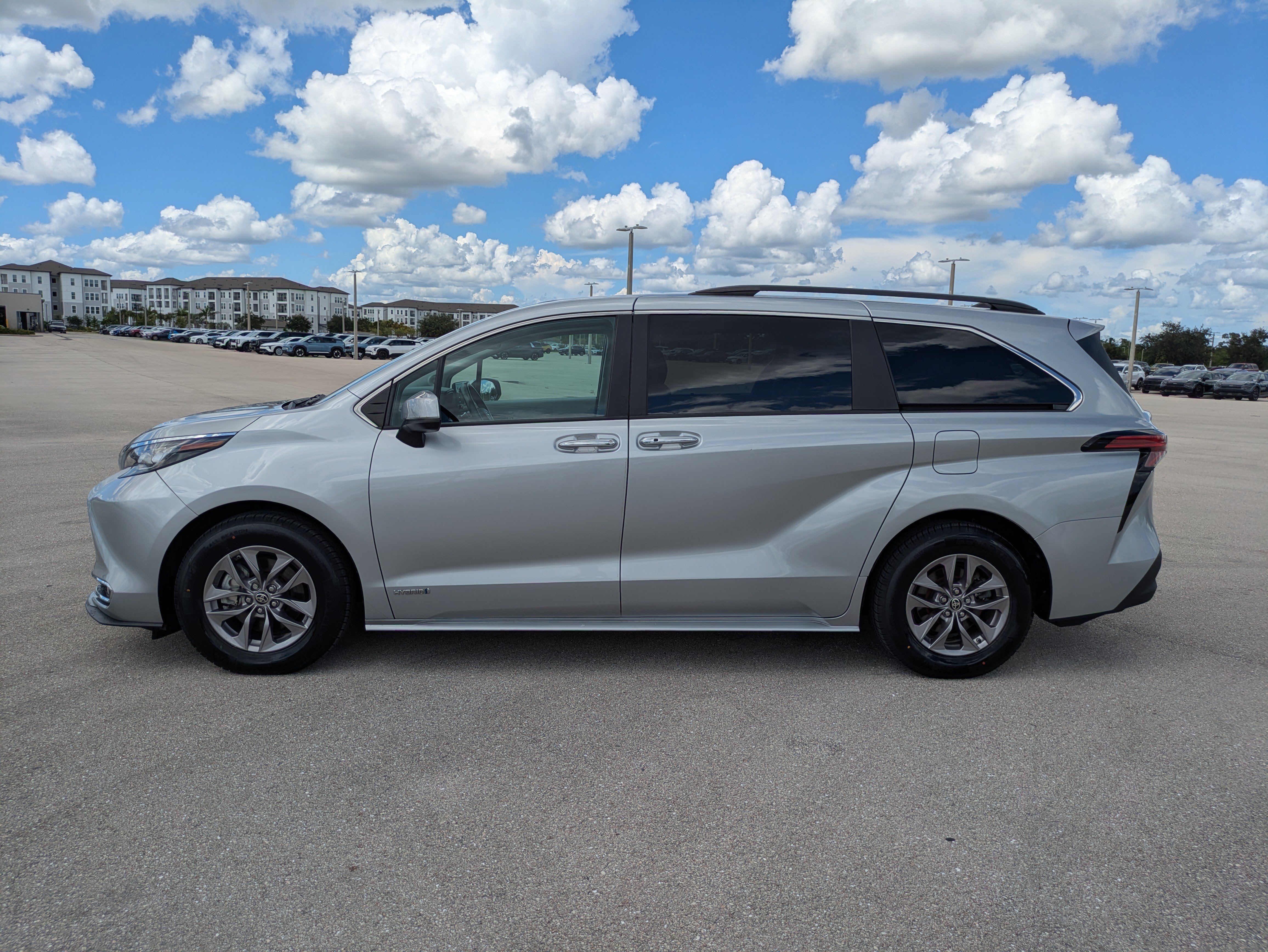 Used 2021 Toyota Sienna XLE w/ XLE Plus Package FWD image 7