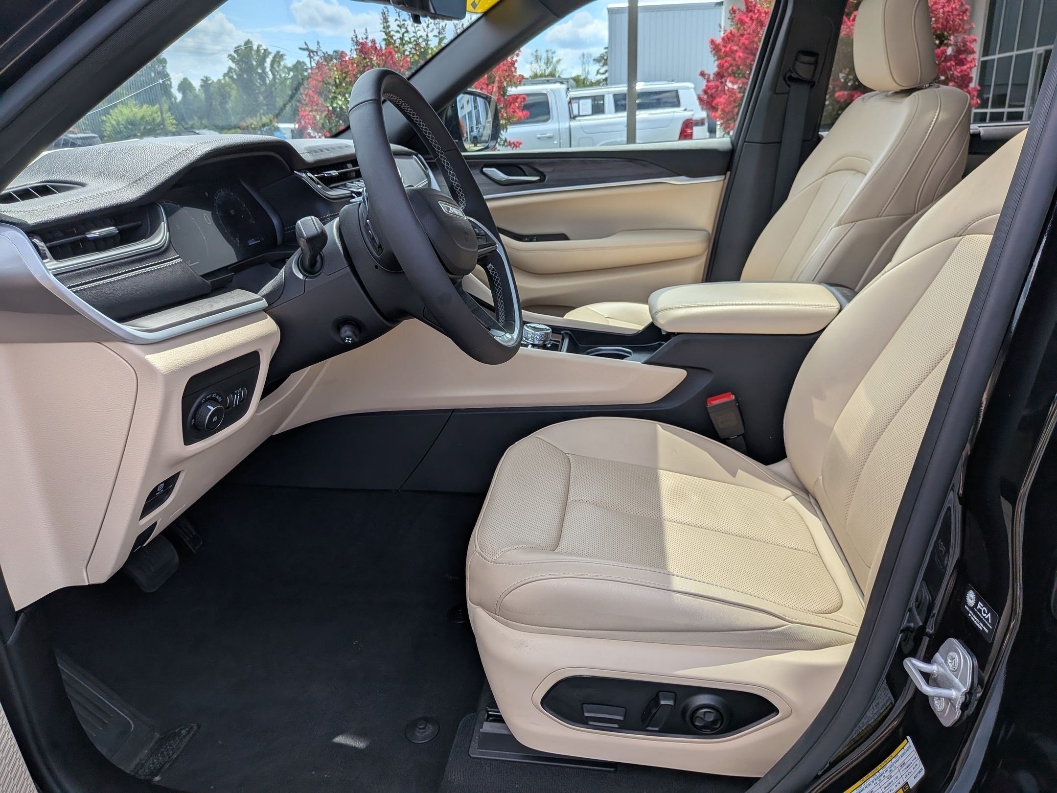 Used 2025 Jeep Grand Cherokee Limited w/ Luxury Tech Group II AWD/4WD image 11
