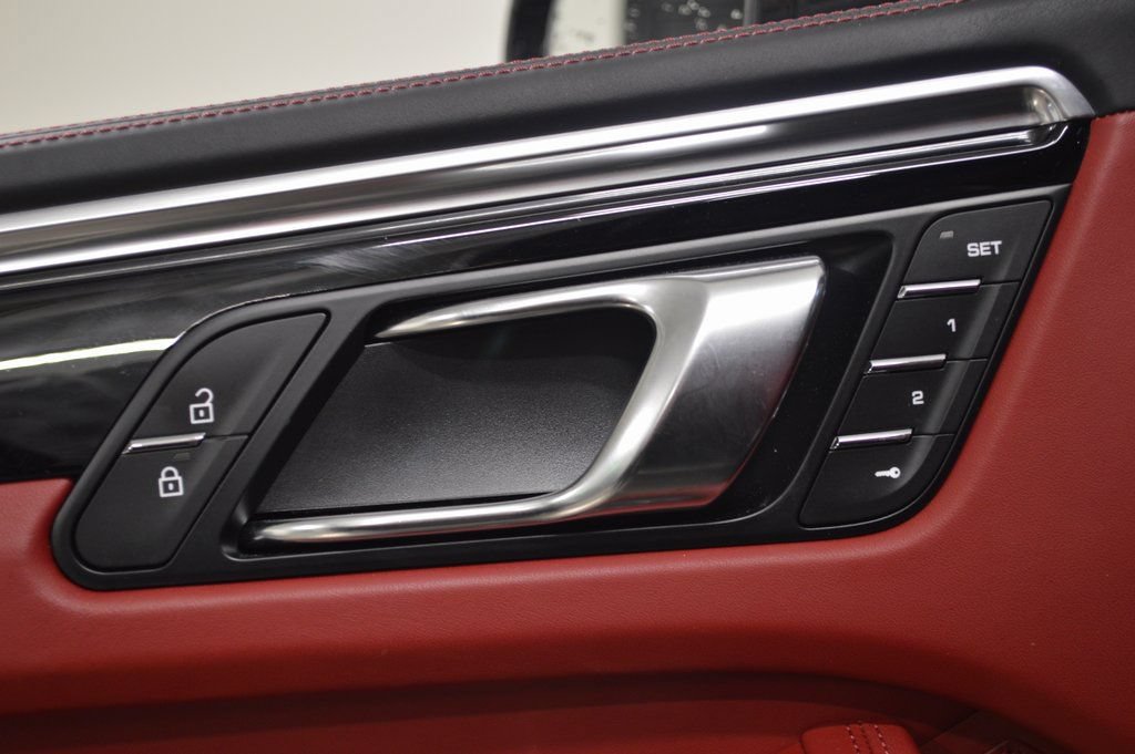 Certified 2025 Porsche Macan AWD/4WD image 19