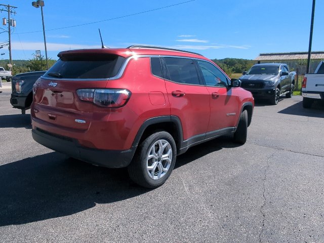 Used 2025 Jeep Compass Latitude AWD/4WD image 30