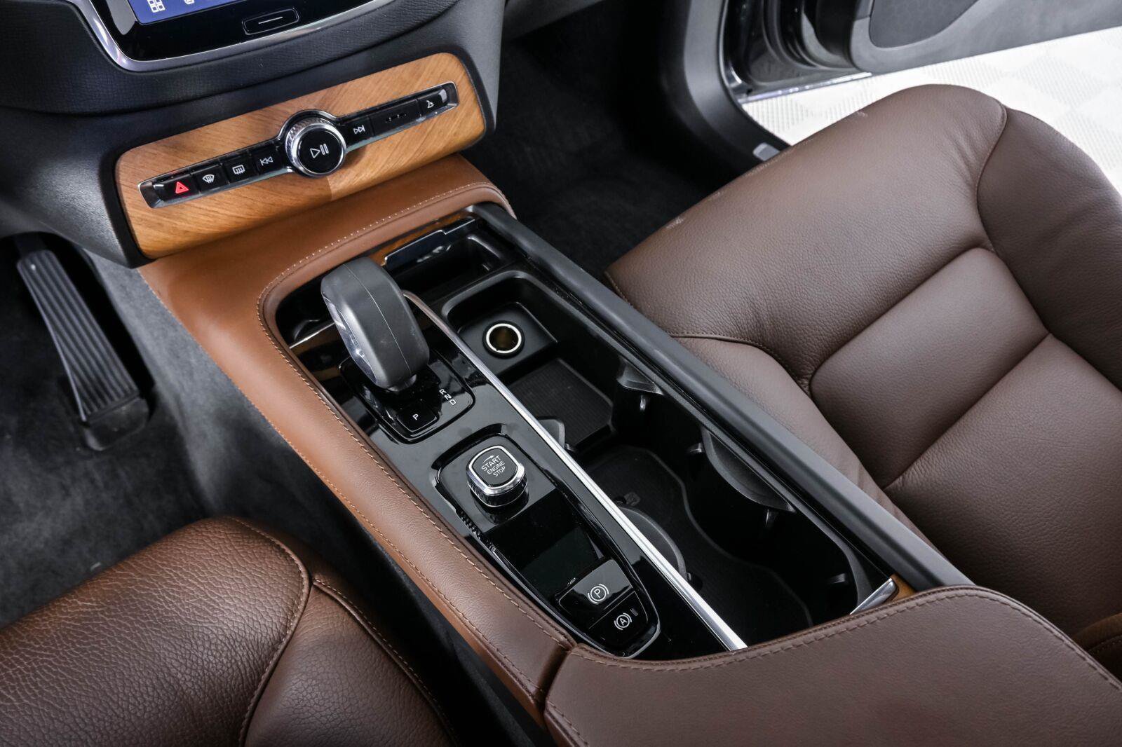 Certified 2024 Volvo XC90 T8 Plus w/ Protection Package Premier AWD/4WD image 15