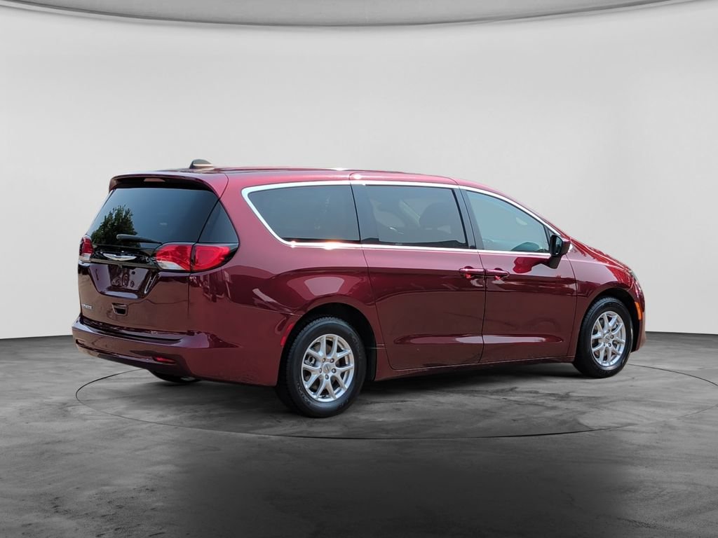 Used 2023 Chrysler Voyager LX FWD image 7