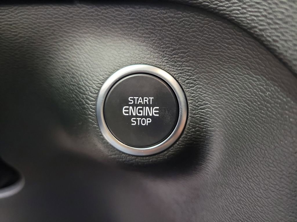 Used 2025 Volvo XC40 B5 Plus image 32