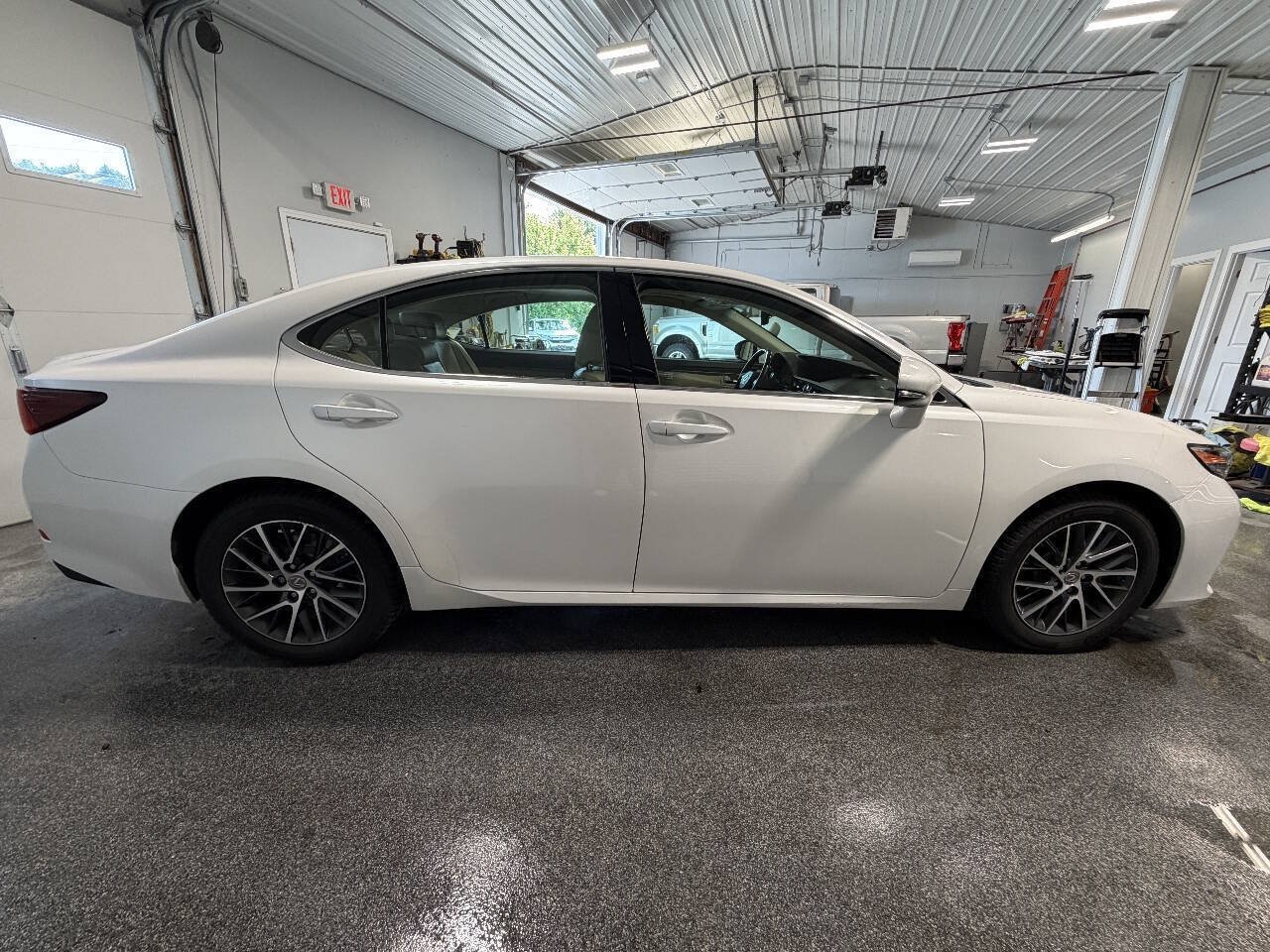 Used 2017 Lexus ES 350 w/ Premium Package FWD image 4
