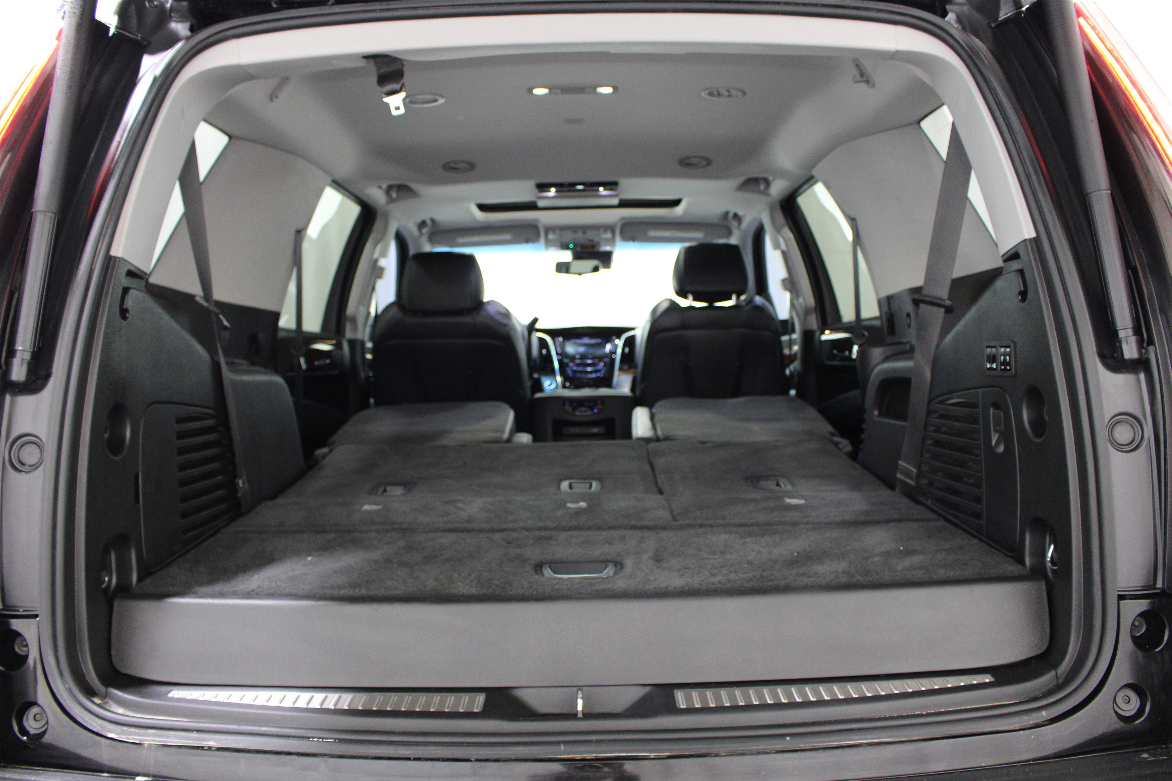 Used 2019 Cadillac Escalade Premium Luxury w/ LPO, Radiant Package AWD/4WD image 22