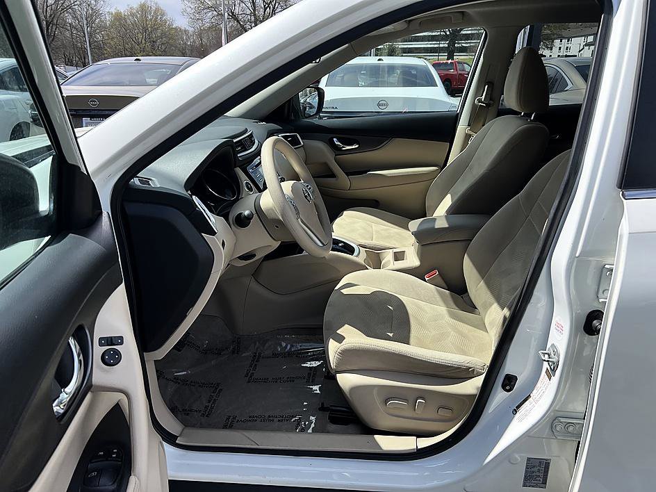 Used 2015 Nissan Rogue SV w/ SV Moonroof Package image 13
