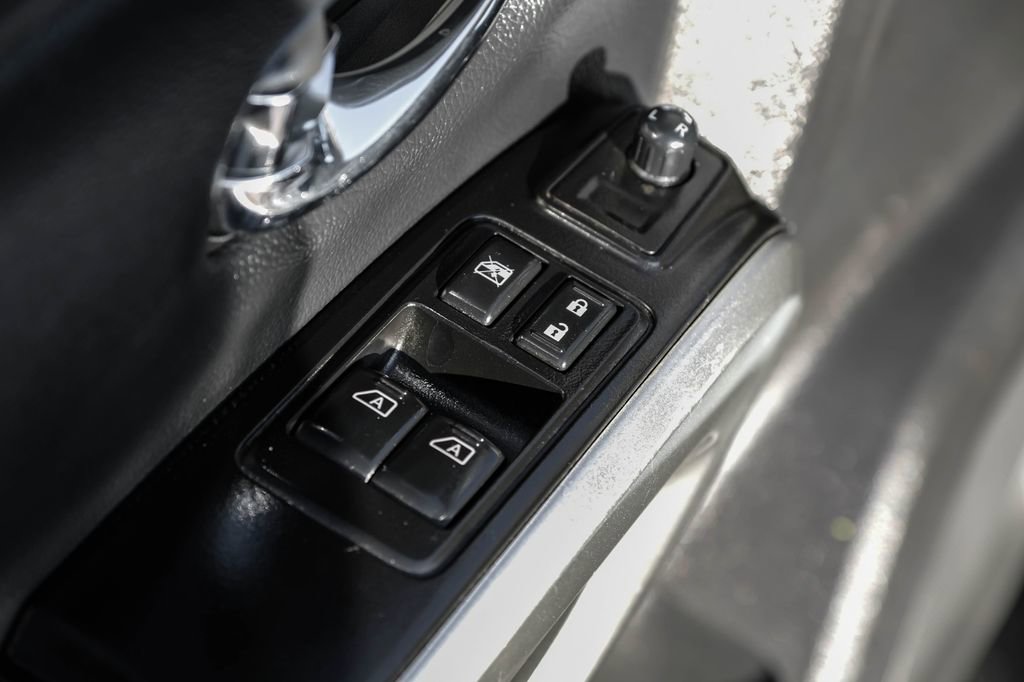 Used 2017 Nissan Titan SV image 37