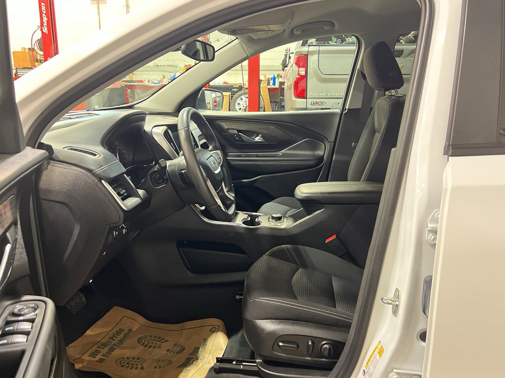 Used 2024 GMC Terrain SLE w/ Driver Convenience Package image 12
