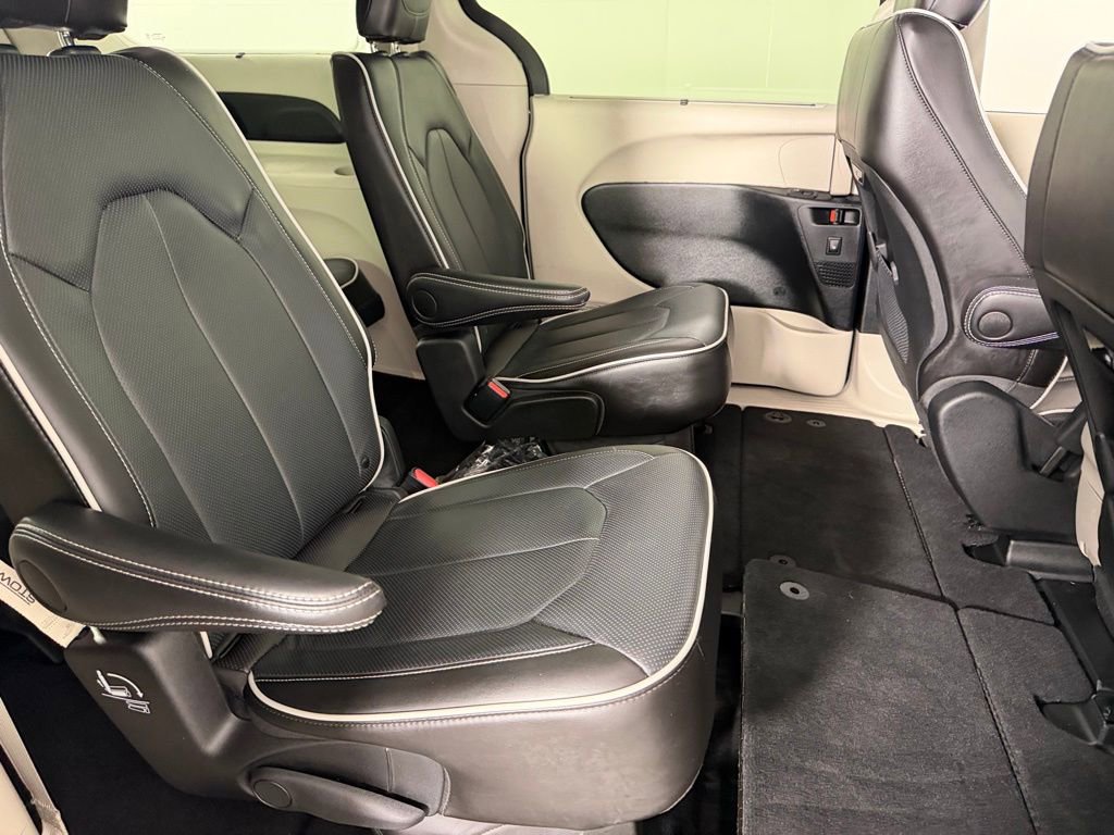Used 2024 Chrysler Pacifica Limited image 31