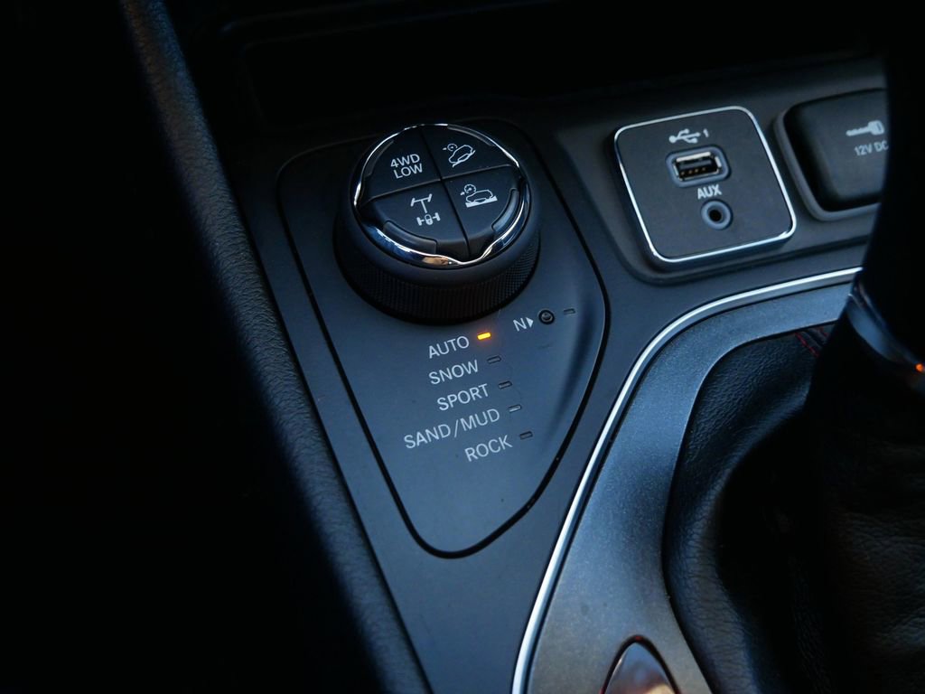 Used 2019 Jeep Cherokee Trailhawk image 23