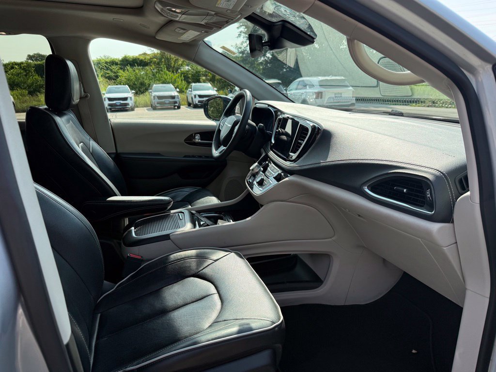 Used 2023 Chrysler Pacifica Limited FWD image 21