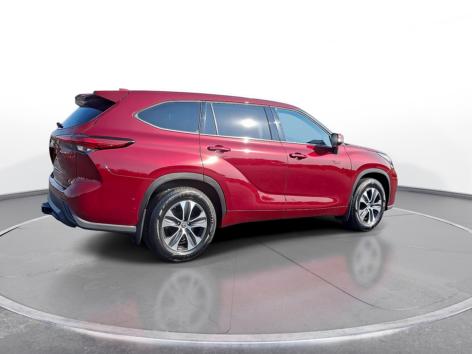 Used 2022 Toyota Highlander XLE AWD/4WD image 8