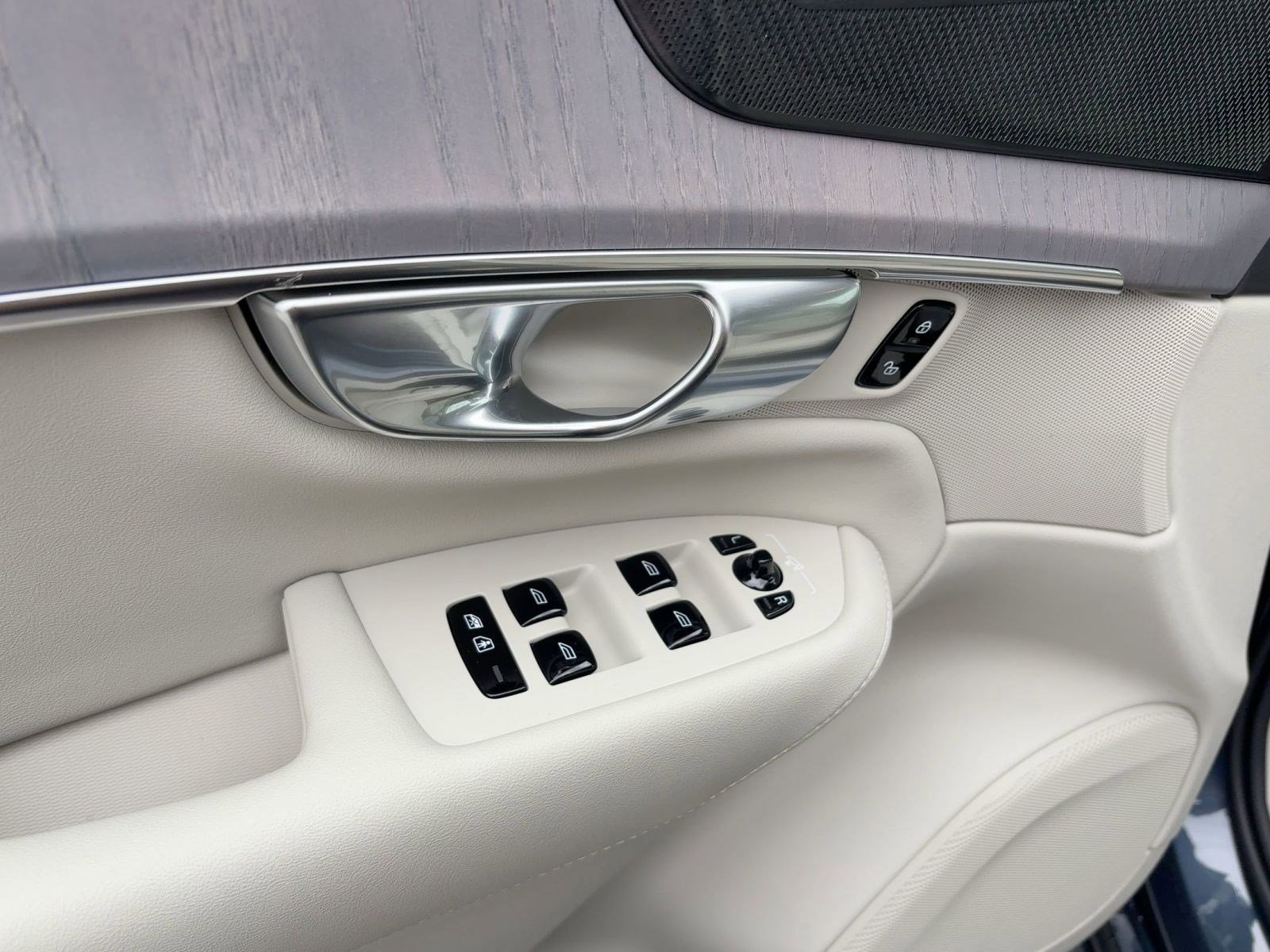 New 2026 Volvo XC90 T8 Ultra w/ Protection Package Premier image 12