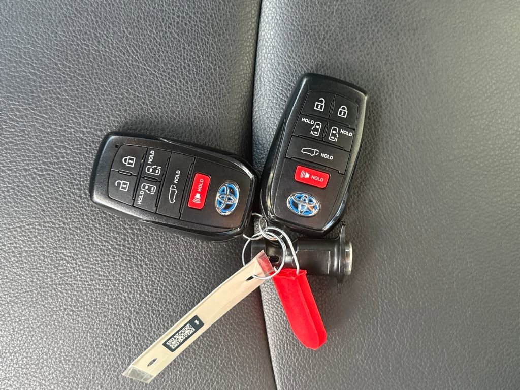 Used 2025 Toyota Sienna XSE w/ XSE Plus Package image 29