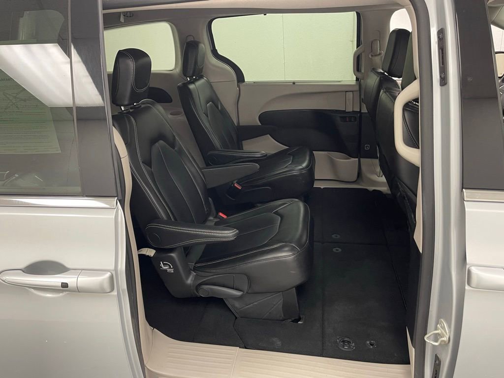 Used 2024 Chrysler Pacifica Touring-L image 14