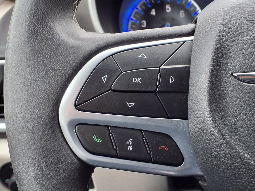 Used 2024 Chrysler Pacifica Touring-L image 29