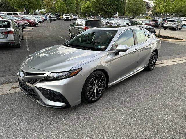 Used 2021 Toyota Camry SE w/ Cold Weather Package image 1