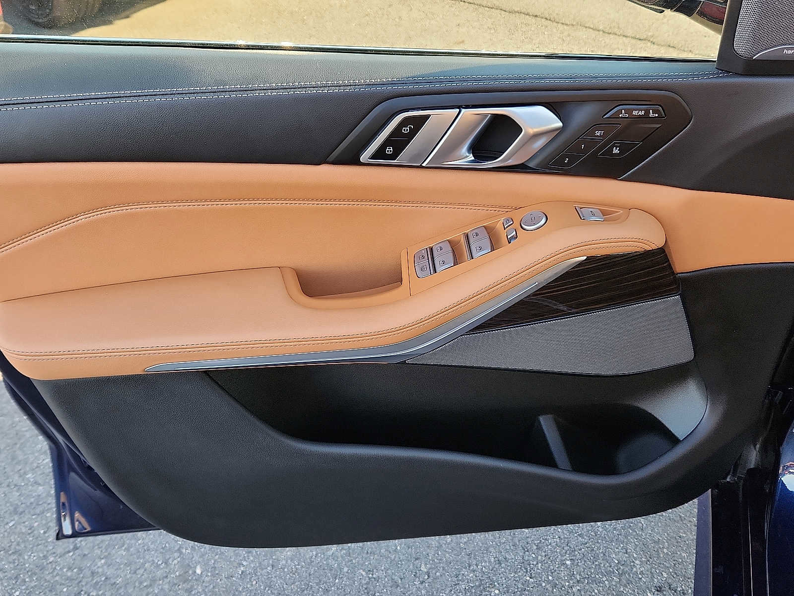 Certified 2024 BMW X7 xDrive40i w/ M Sport Package image 12