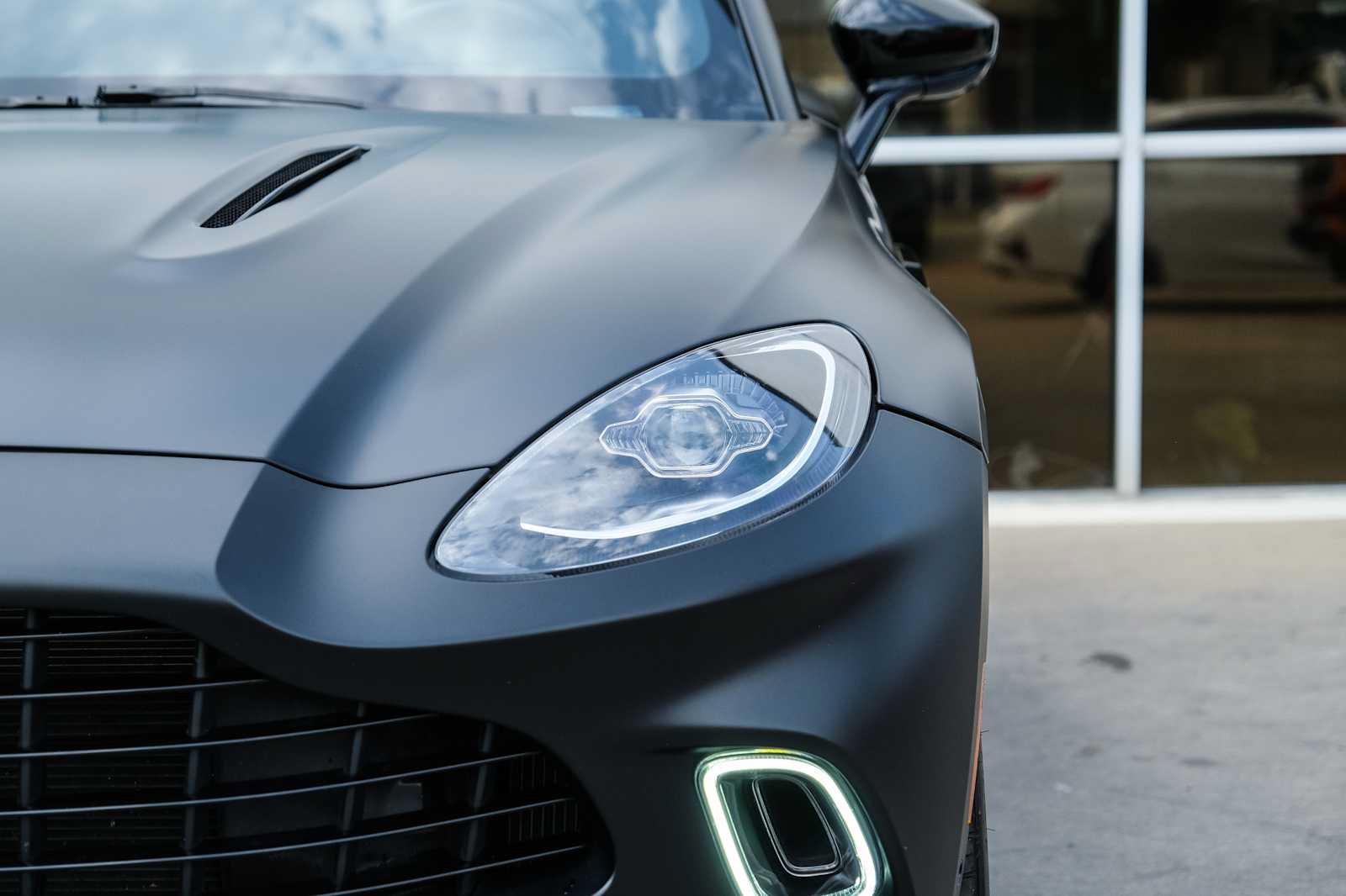 Used 2023 Aston Martin DBX AWD/4WD image 5