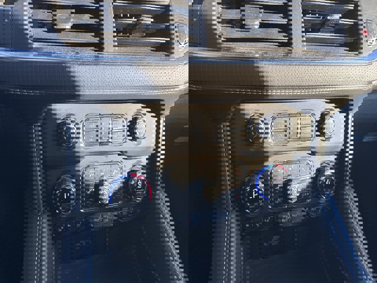 Used 2023 Chevrolet Suburban Premier image 15