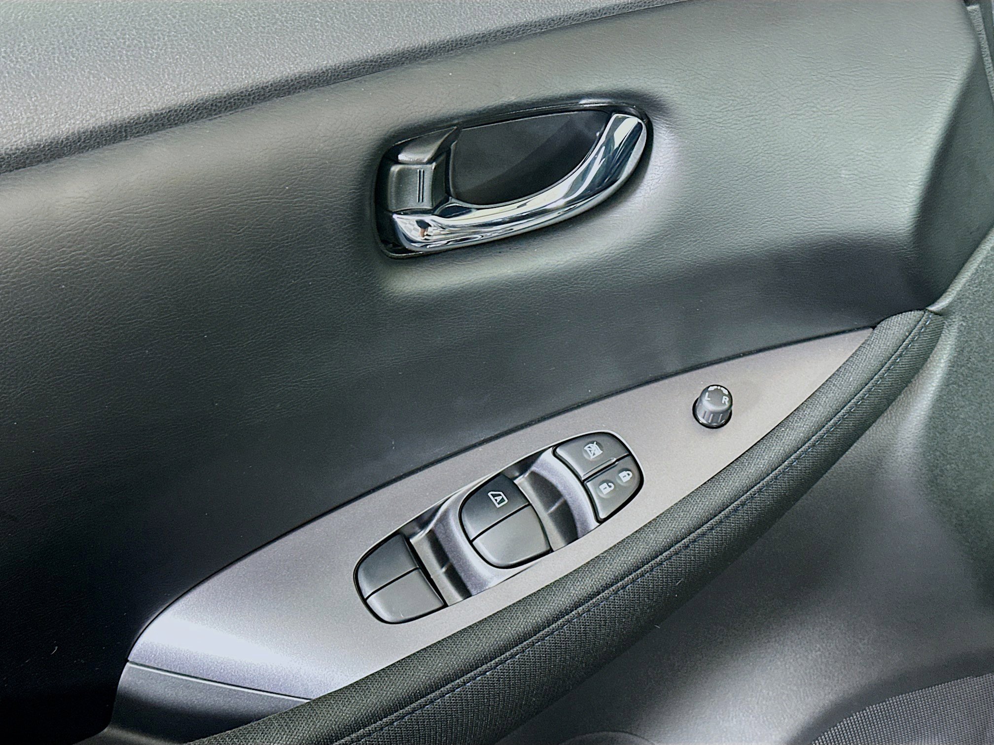 Used 2025 Nissan Leaf S image 15