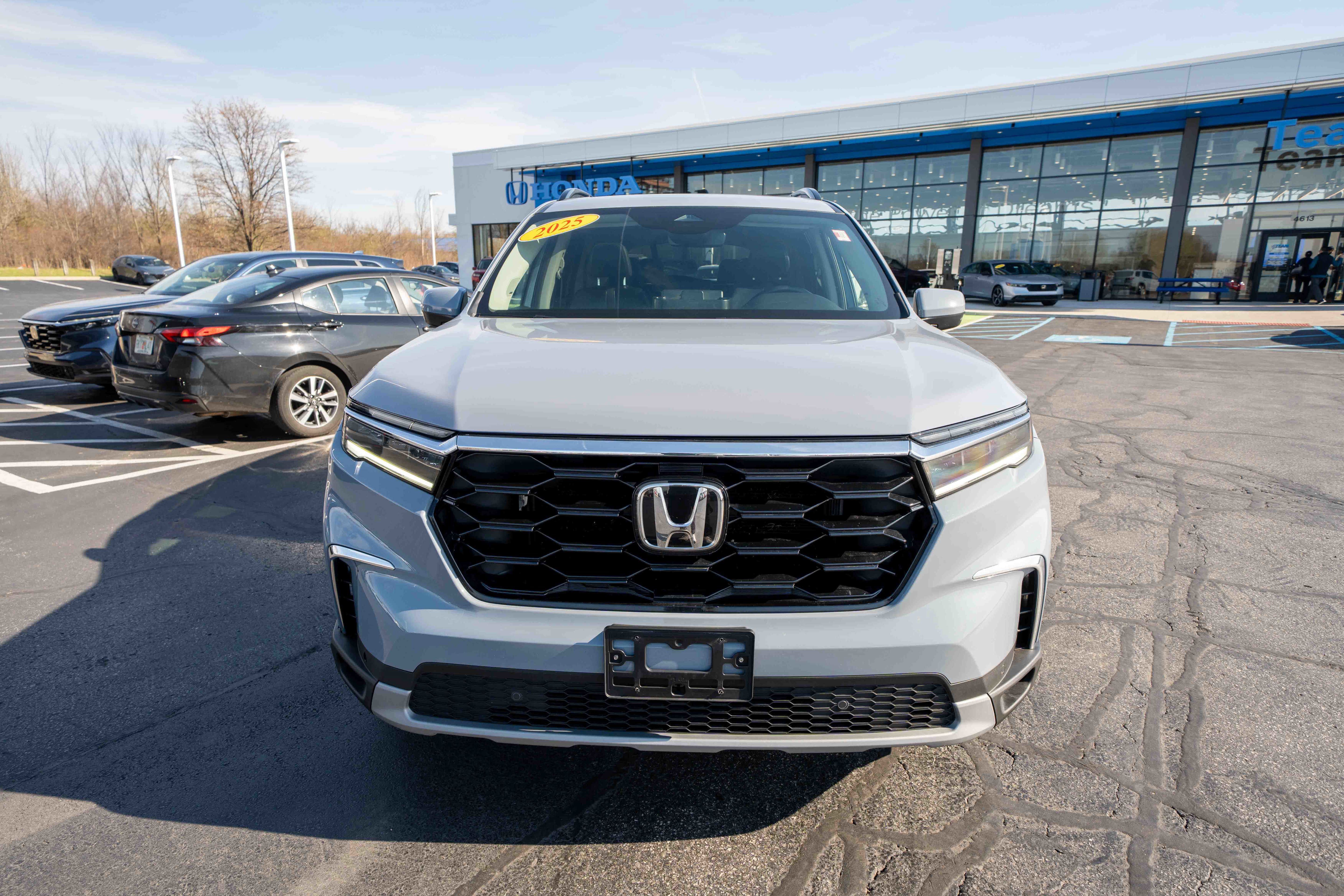 Used 2025 Honda Pilot Touring image 2