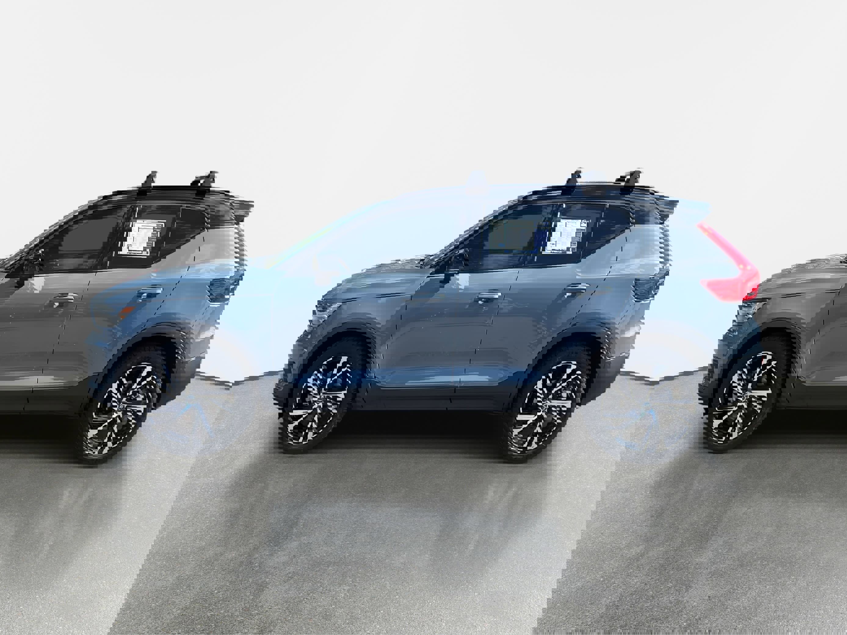 Used 2022 Volvo XC40 T5 R-Design w/ Advanced Package image 8