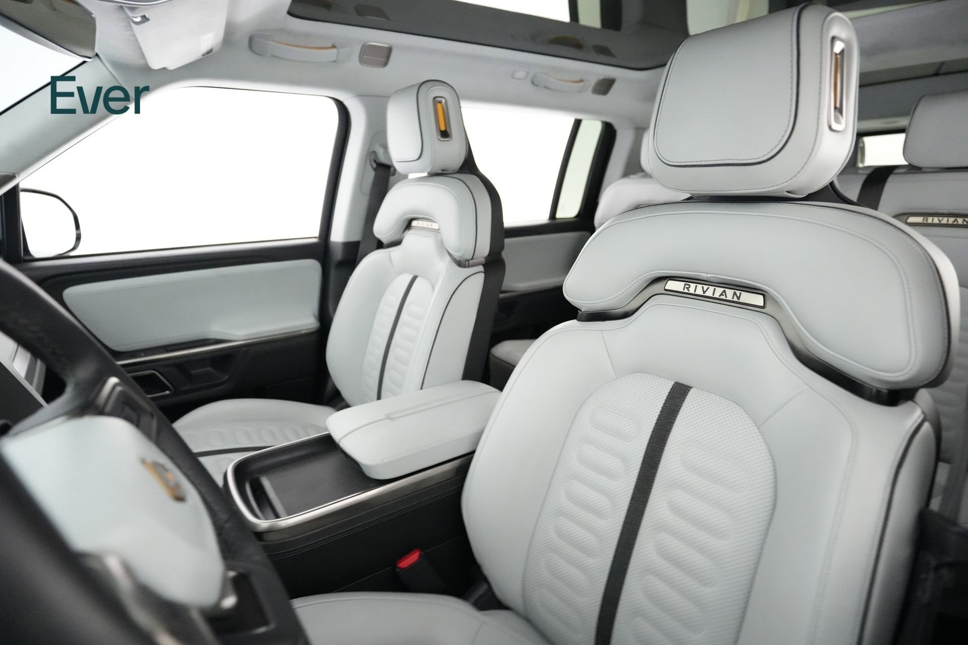 Used 2024 Rivian R1S Adventure image 4