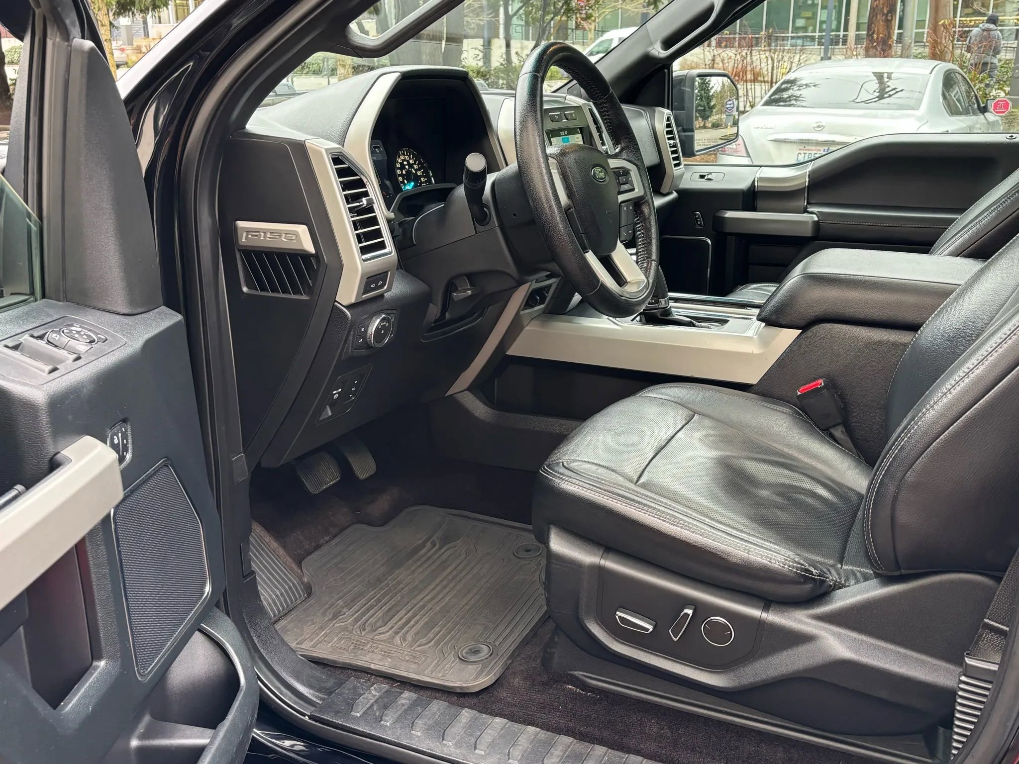 Used 2016 Ford F150 Lariat w/ Equipment Group 501A Mid image 4