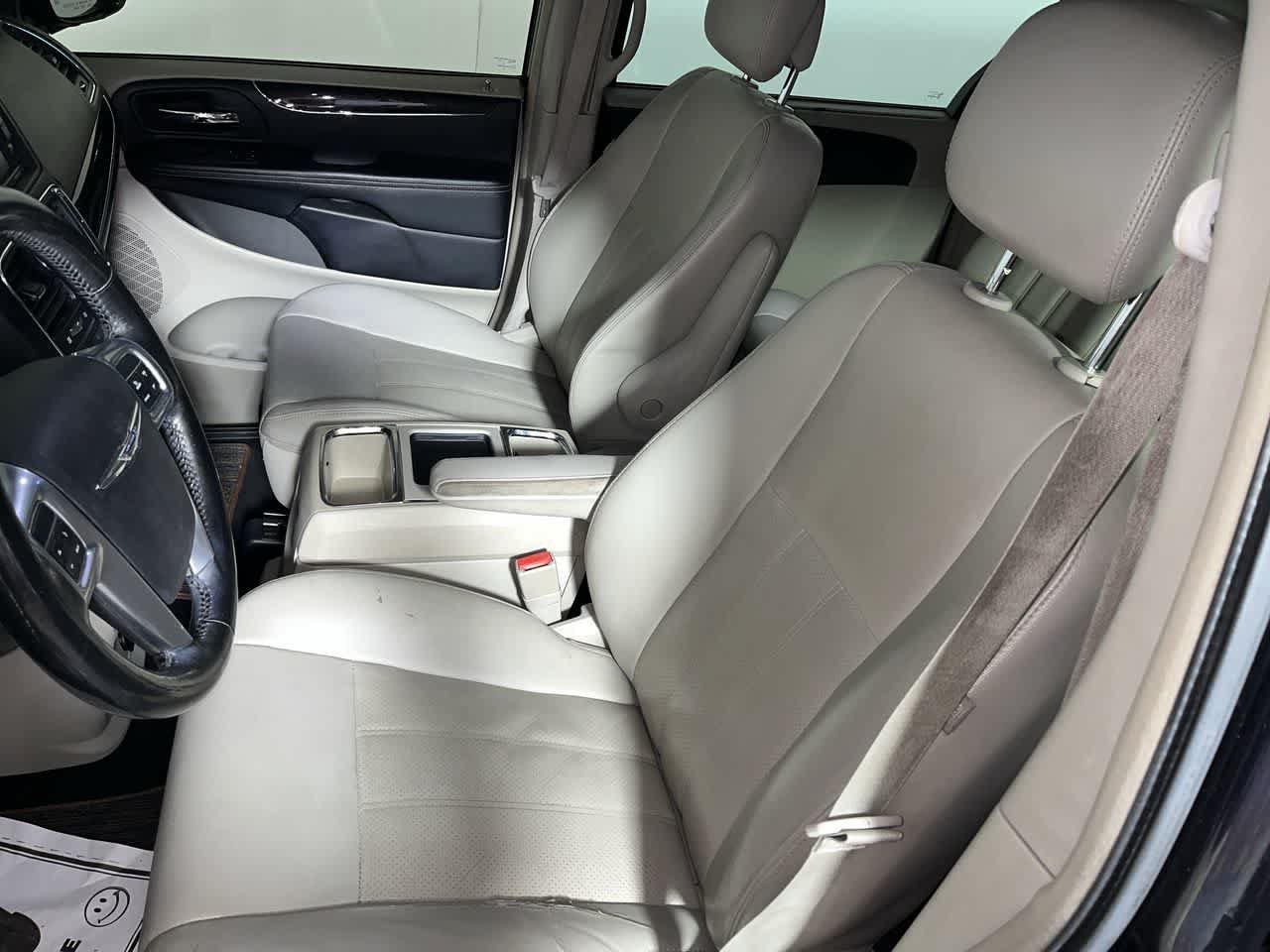 Used 2011 Chrysler Town & Country Touring-L w/ Entertainment Group #2 FWD image 15