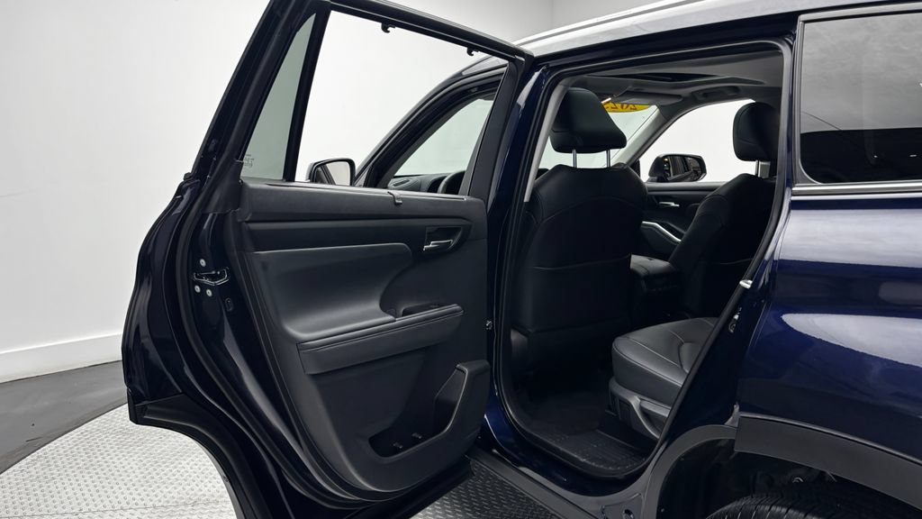 Used 2025 Toyota Highlander XLE AWD/4WD image 36