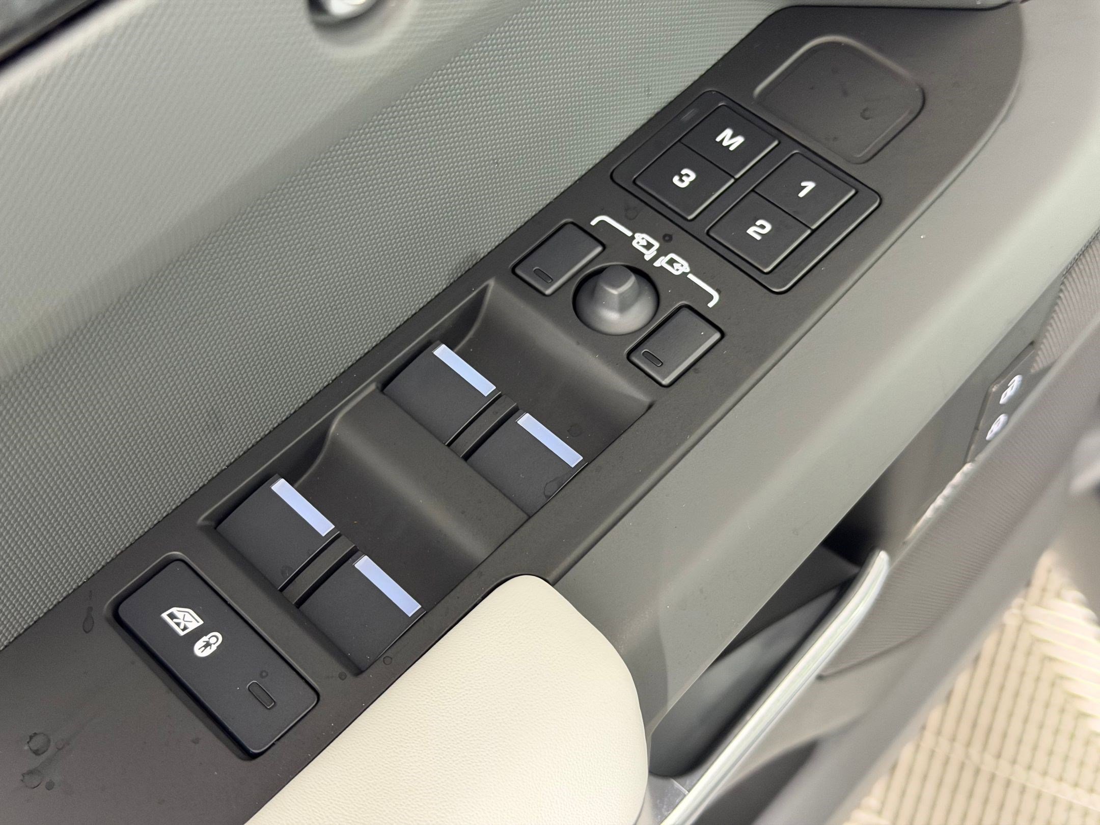 New 2026 Land Rover Defender 110 X-Dynamic SE image 21