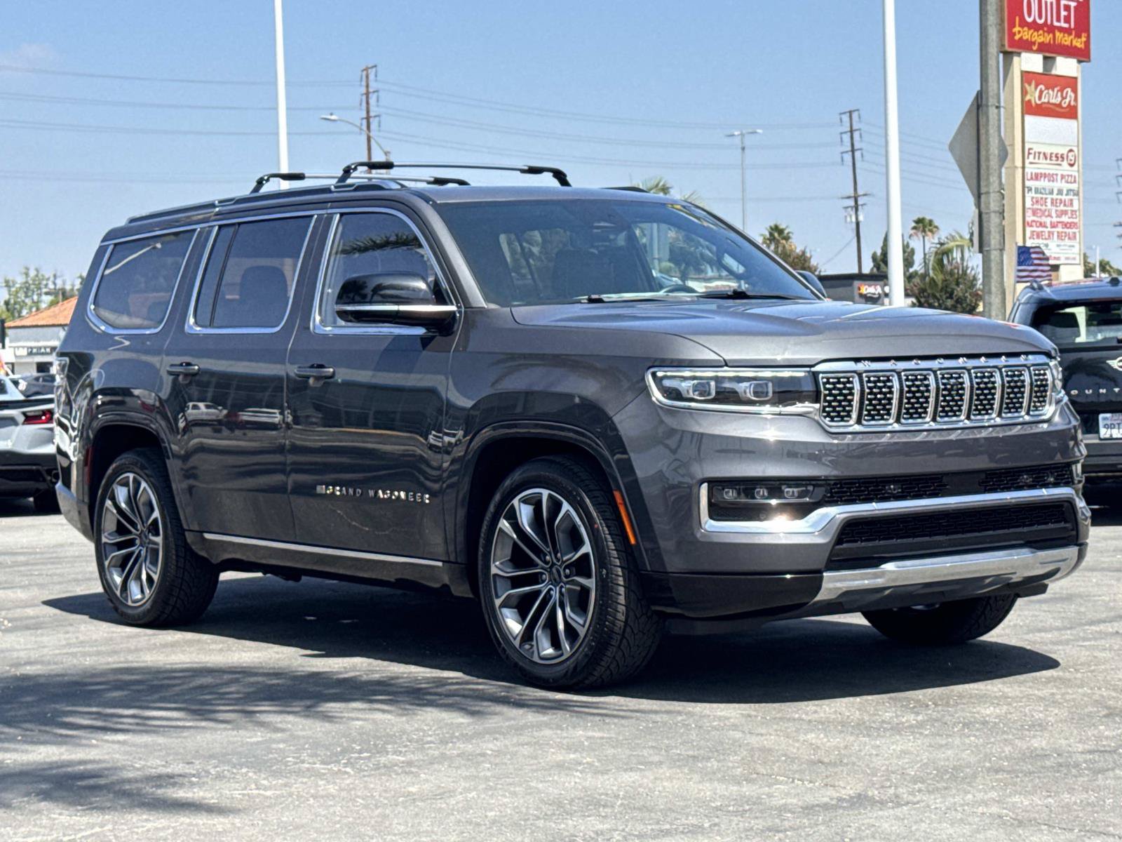Used 2023 Jeep Grand Wagoneer Series III AWD/4WD image 3