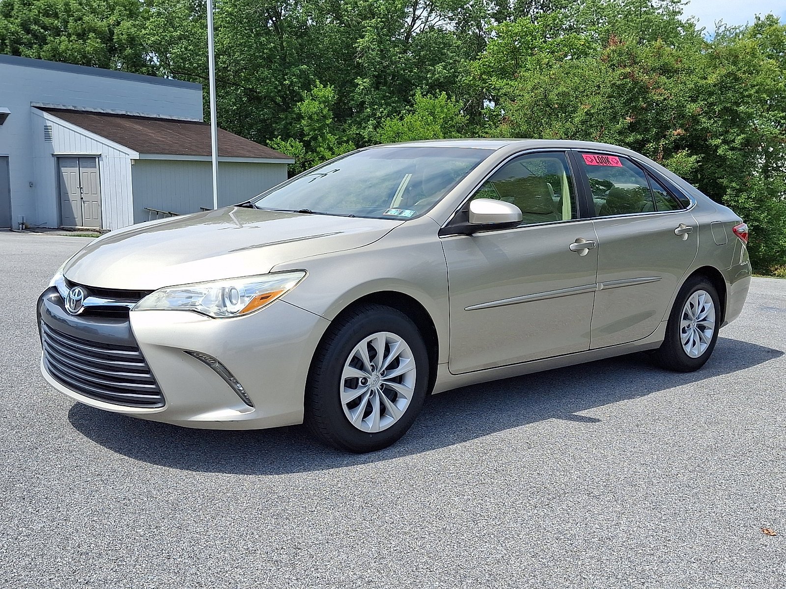 Used 2015 Toyota Camry LE FWD image 3