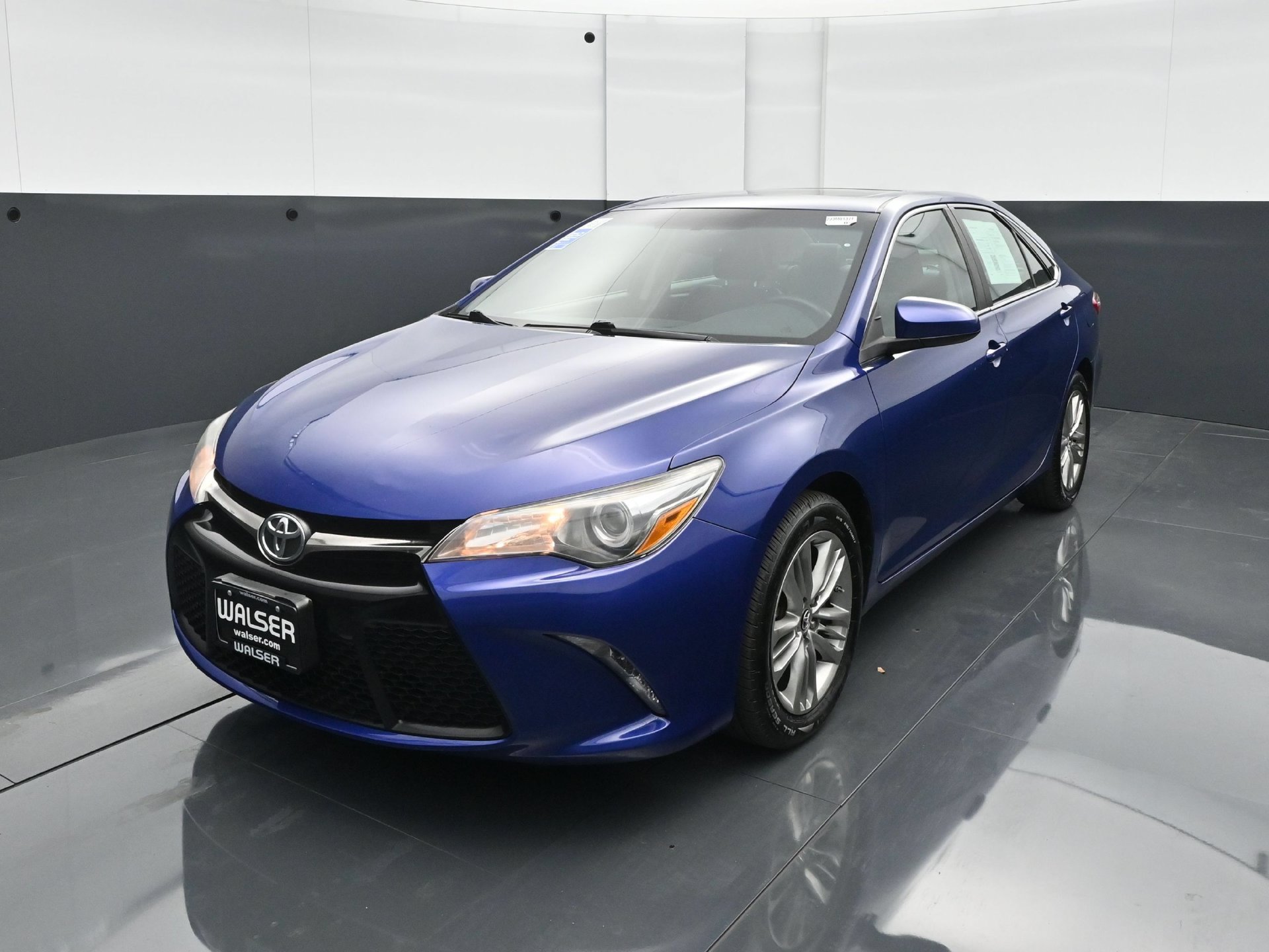 Used 2016 Toyota Camry SE w/ Moonroof Package FWD image 1