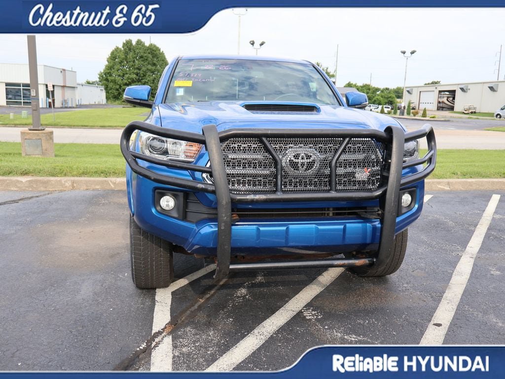 Used 2017 Toyota Tacoma TRD Sport AWD/4WD image 4