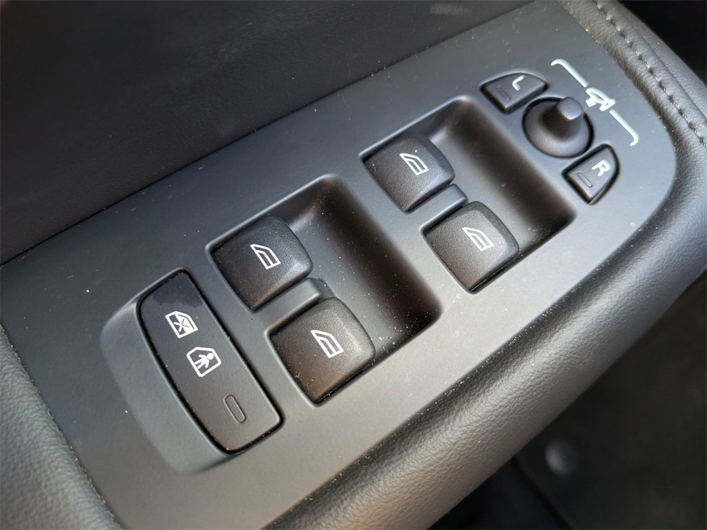 Certified 2025 Volvo XC60 B5 Plus image 25