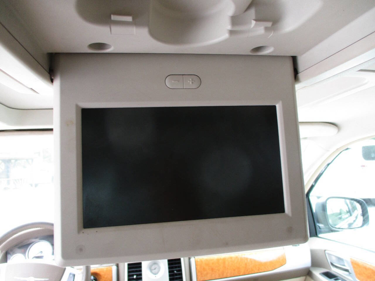 Used 2008 Chrysler Town & Country Limited w/ Entertainment Group #3 FWD image 10